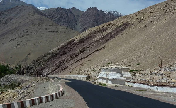 Ladakh'ta dağ yolu, Hindistan 
