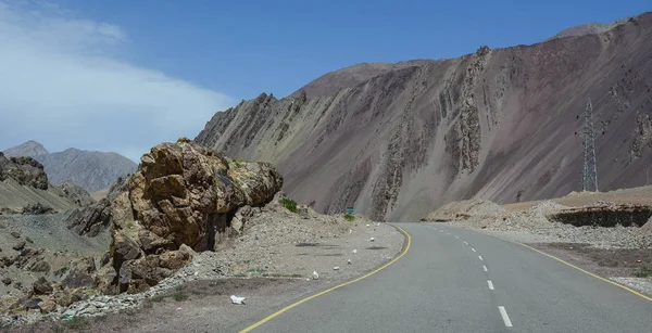 Ladakh'ta dağ yolu, Hindistan 