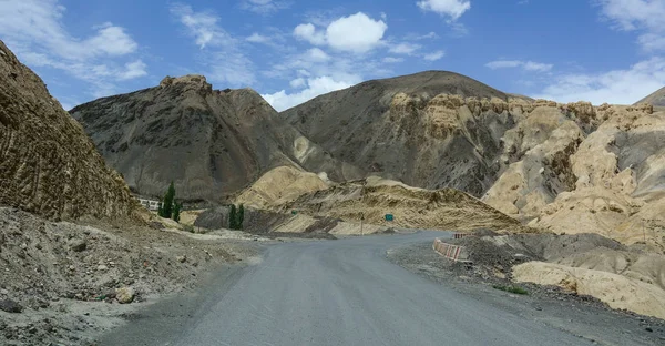 Camino de montaña en Ladakh, India — Foto de Stock