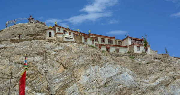 Ancien temple tibétain sur la montagne — Photo