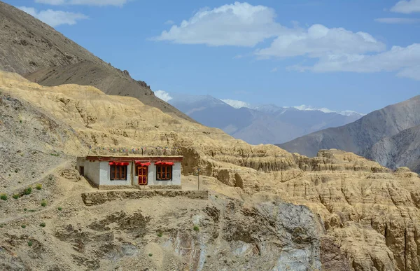 Ancien temple tibétain sur la montagne — Photo