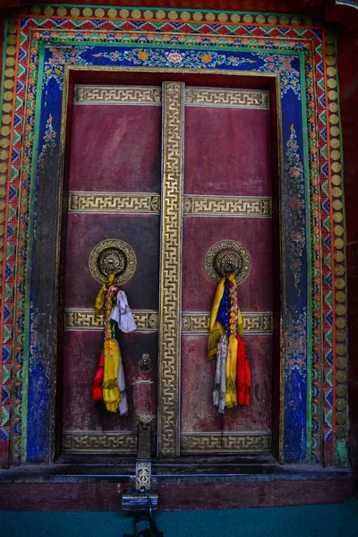 Deur van Gompa in Tibetaans klooster — Stockfoto