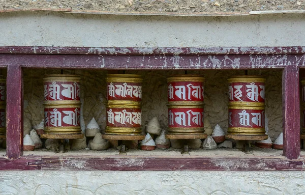 Тибетское буддийское молитвенное колесо в храме — стоковое фото