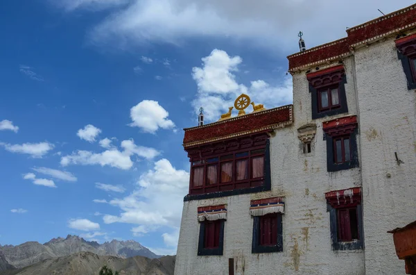 Древний тибетский храм на горе — стоковое фото