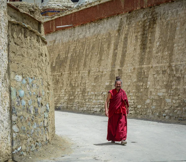 Тибетский буддийский монах в древнем храме — стоковое фото