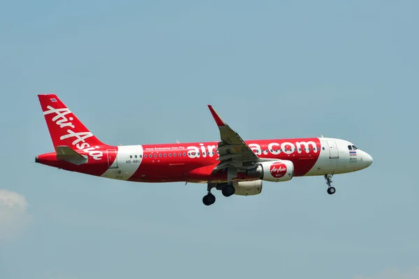 Avión aterrizando en el aeropuerto de Bangkok — Foto de Stock