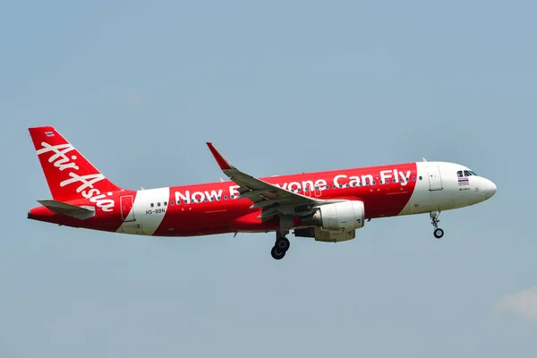 Avión aterrizando en el aeropuerto de Bangkok — Foto de Stock