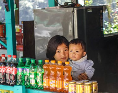 Kırsal evde oynayan çocuklar 