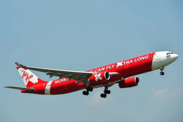 Avión aterrizando en el aeropuerto de Bangkok — Foto de Stock