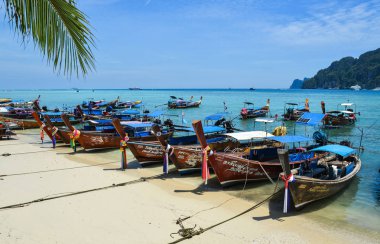 Mavi denizde geleneksel ahşap tekne