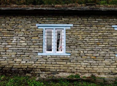 kırsal evin tuğla duvarlı ahşap pencere