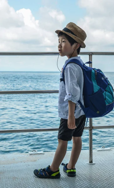 Een kleine jongen reiziger kijken naar de zee — Stockfoto