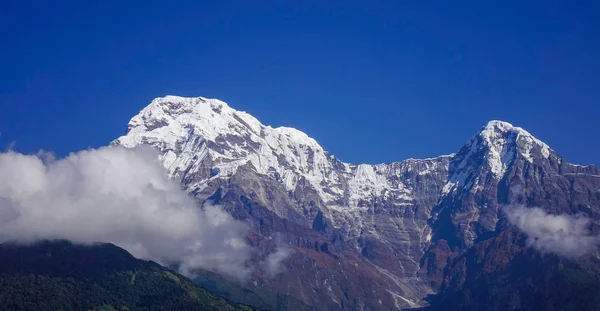 Annapurna Massif'in karla kaplı zirvesi — Stok fotoğraf