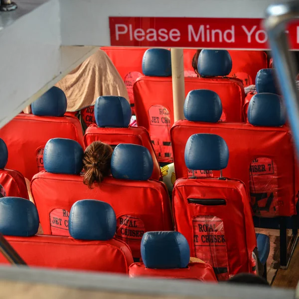 Сидіння ряд всередині поромної човні — стокове фото