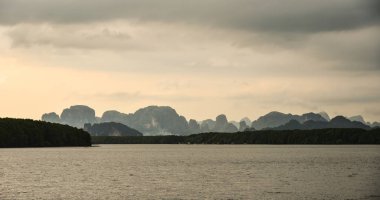 Su üzerinde fırtınalı bulutlar üzerinde gün batımı 