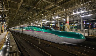Sendai'deki Shinkansen İstasyonu, Japonya 