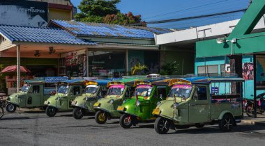 Çekçek veya tuk-tuk ham ayakta