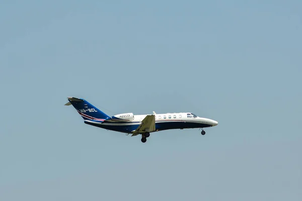 Avião pousando no Aeroporto de Banguecoque — Fotografia de Stock