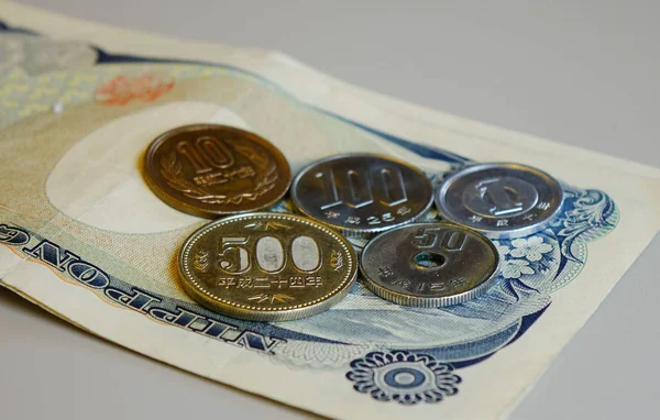 Японські монети і паперові гроші — стокове фото