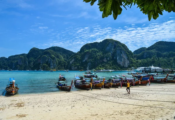 Mavi denizde geleneksel ahşap tekne