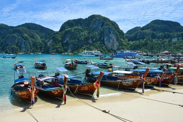 Mavi denizde geleneksel ahşap tekne