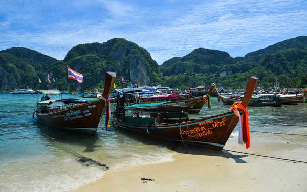 Mavi denizde geleneksel ahşap tekne