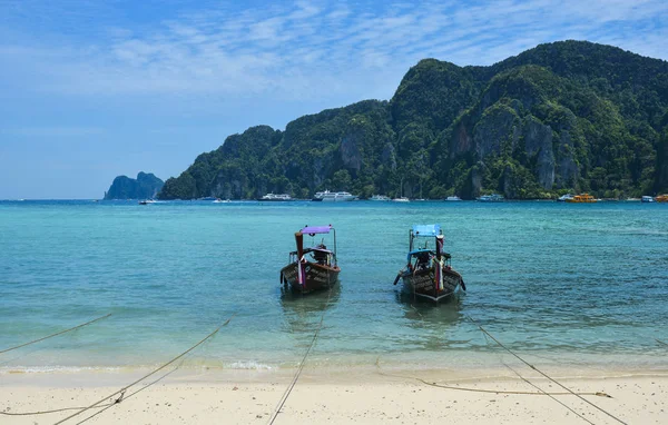 Mavi denizde geleneksel ahşap tekne