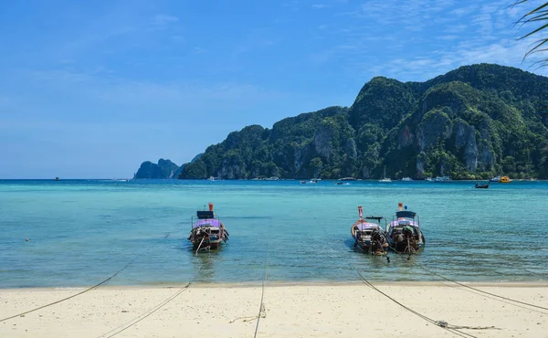 Mavi denizde geleneksel ahşap tekne