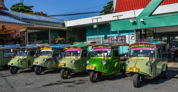 Çekçek veya tuk-tuk ham ayakta