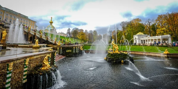 Fonteinen van Peterhof in Sint-Petersburg, Rusland — Stockfoto