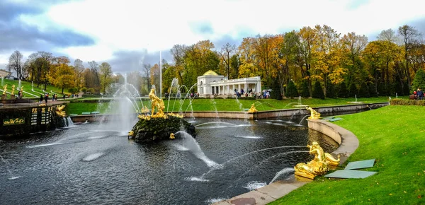 Fuentes de Peterhof en San Petersburgo, Rusia — Foto de Stock