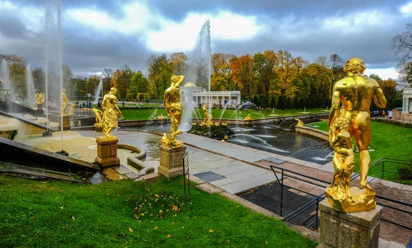 Fontes de Peterhof em São Petersburgo, Rússia — Fotografia de Stock