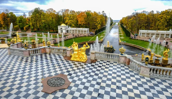 St Petersburg'daki Peterhof Çeşmeleri, Rusya Federasyonu — Stok fotoğraf