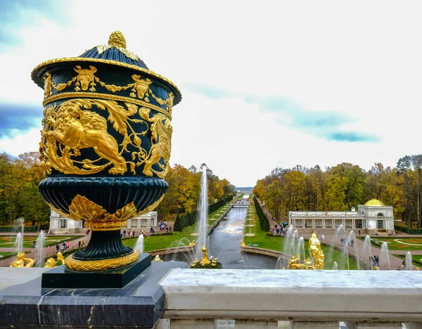 Fontaines de Peterhof à Saint-Pétersbourg, Russie — Photo