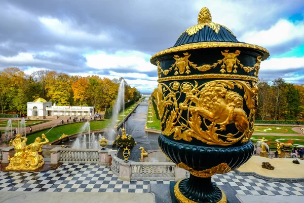 Fuentes de Peterhof en San Petersburgo, Rusia — Foto de Stock
