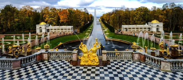 Fontaines de Peterhof à Saint-Pétersbourg, Russie — Photo