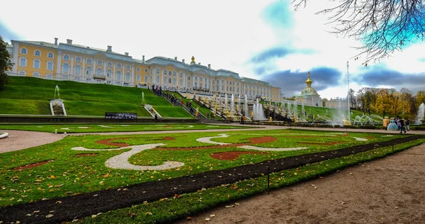 Palácio Peterhof em São Petersburgo, Rússia — Fotografia de Stock