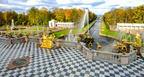 Brunnen vom peterhof in st petersburg, russland — Stockfoto