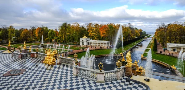 Brunnen vom peterhof in st petersburg, russland — Stockfoto