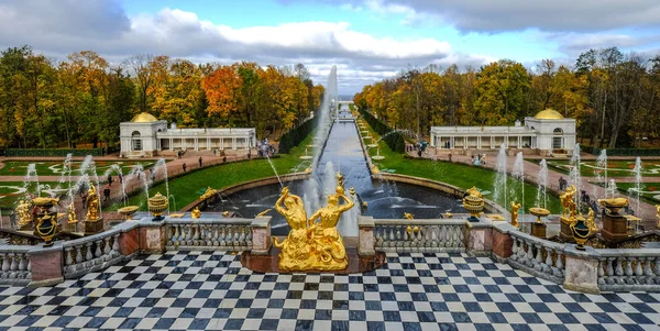 Fonteinen van Peterhof in Sint-Petersburg, Rusland — Stockfoto