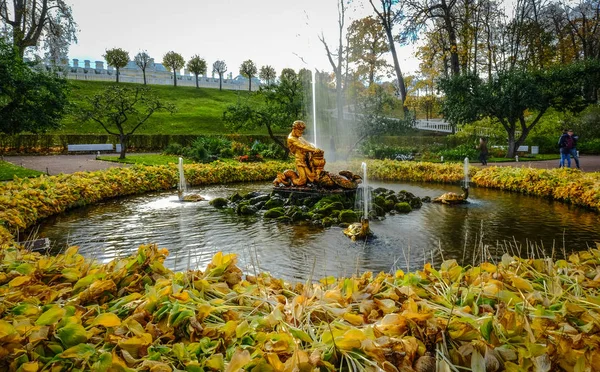 Fonte de arte em Peterhof Palace, Rússia — Fotografia de Stock