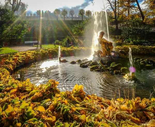 Fonte de arte em Peterhof Palace, Rússia — Fotografia de Stock