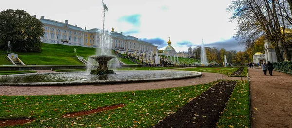 Schloss peterhof in st. petersburg, russland — Stockfoto