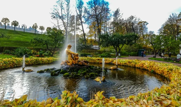Kunstbrunnen im palast peterhof, russland — Stockfoto