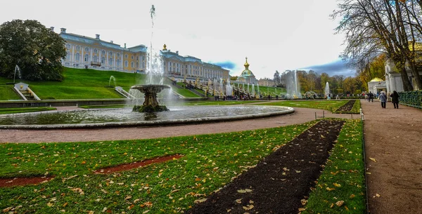 Schloss peterhof in st. petersburg, russland — Stockfoto