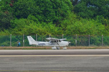 Özel uçak pistte taksicilik 