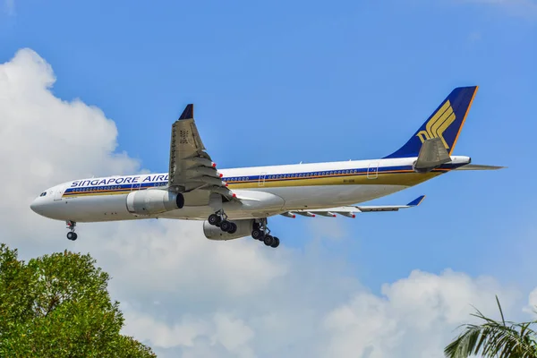 Airplane landing at Singapore Airport — Stock Photo, Image
