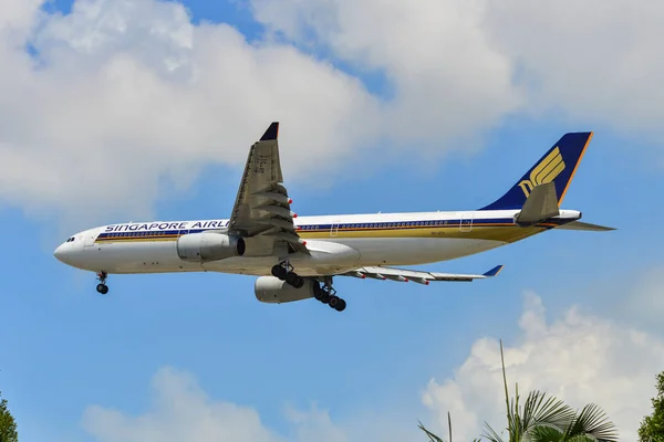 Airplane landing at Singapore Airport — Stock Photo, Image