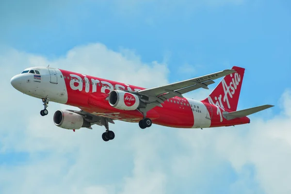 Avión aterrizando en el aeropuerto de Singapur — Foto de Stock