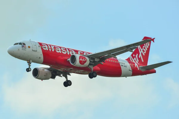 Avión aterrizando en el aeropuerto de Singapur — Foto de Stock